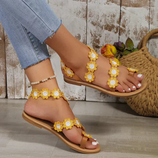 Sandalias planas con decoración floral